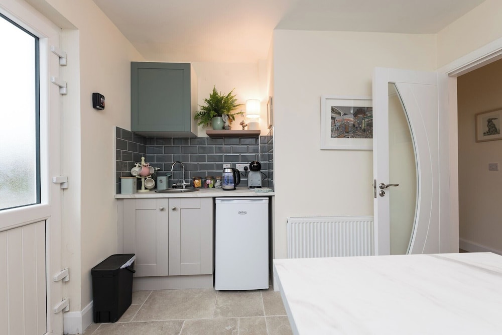 2br-sleeps4-parking-nearcork-6mintoairport