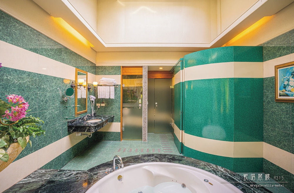 Regale Villa Hotel