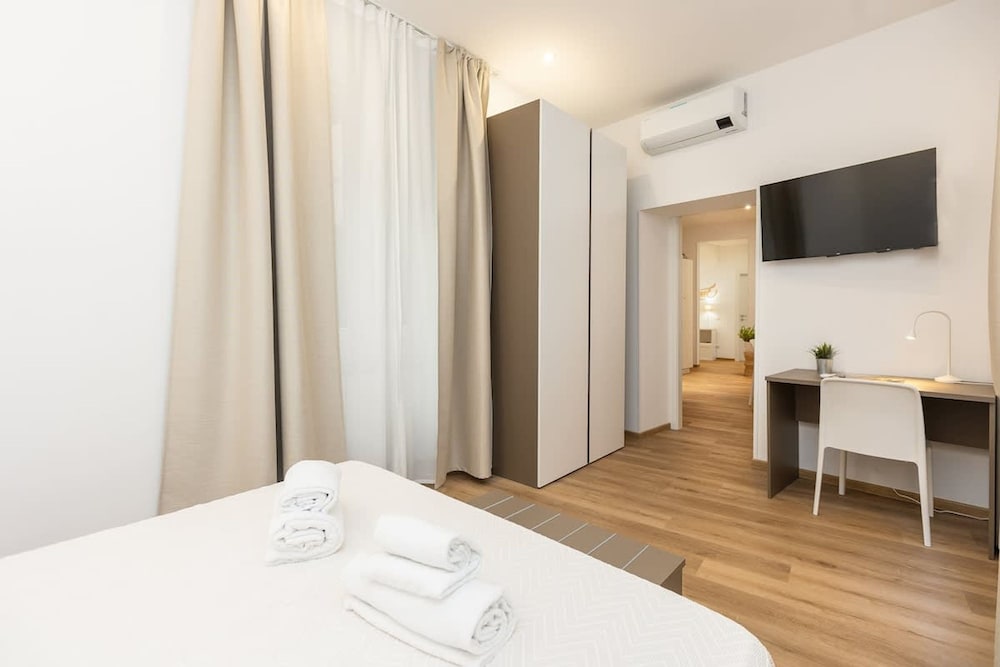 Colosseum Holidays - Three-bedroom Apartment