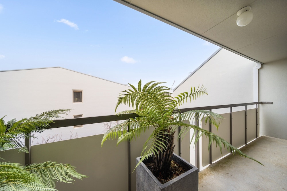 Bright 2-bed With Private Balcony