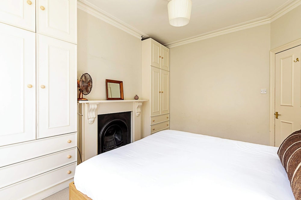 Cosy Flat in Battersea Park view 3