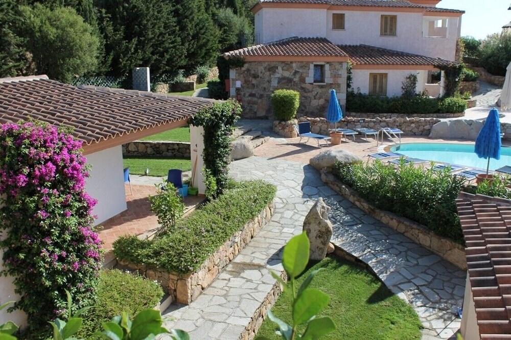 Crystal Pool Village In Tanaunella