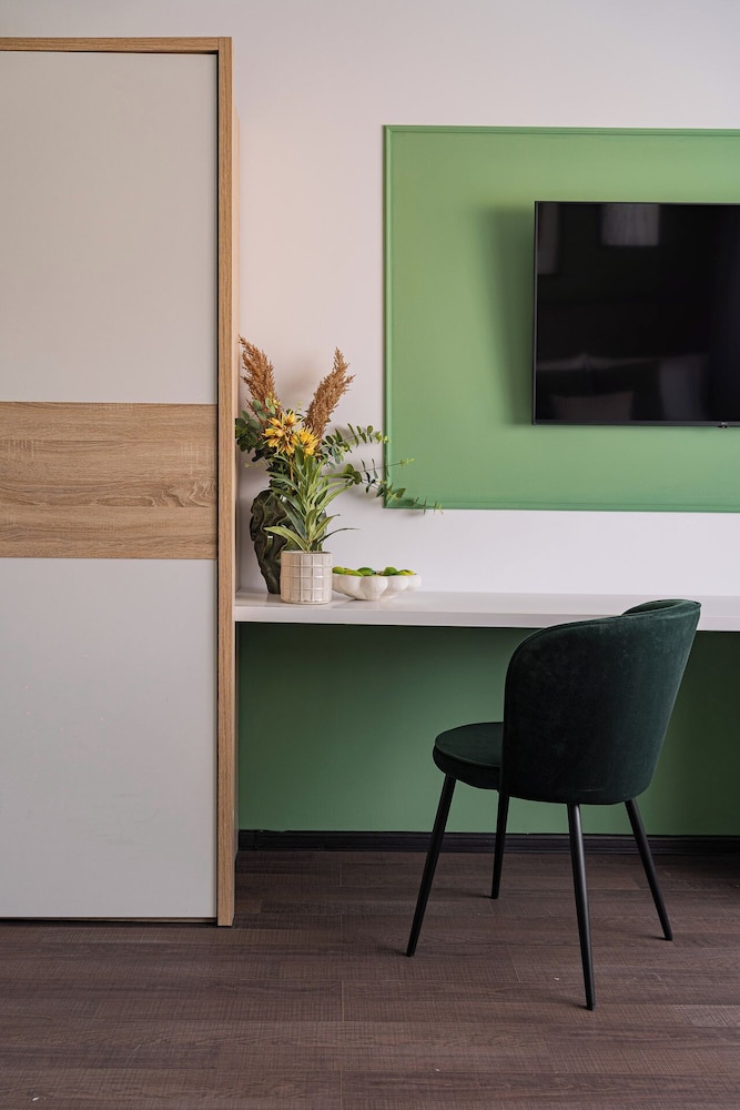 Cismigiu Park Studio - Fresh & Serene Flat with Light-Filled Interiors