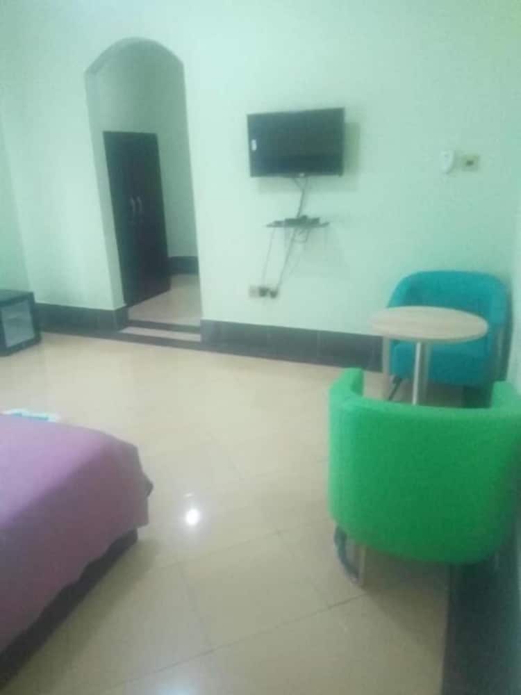 Ama Serwaa Lodge