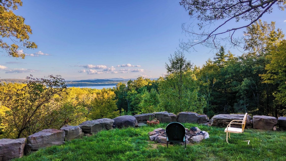 Modern Catskills Escape w/ Open Living, Steam Shower, Fireplace & Hot Tub w/ Mountain Views, Minutes From Woodstock & Trails Suncliff Vista