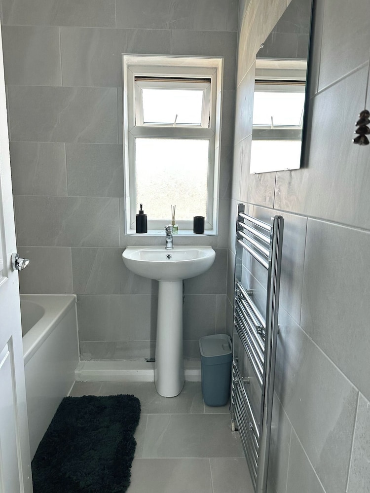 Hartlepool - House - Sleeps 5 - Parking