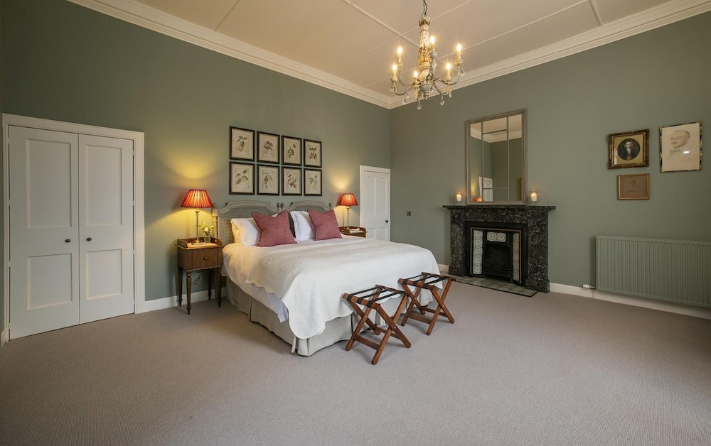 Luxury Historic Castle Lauder