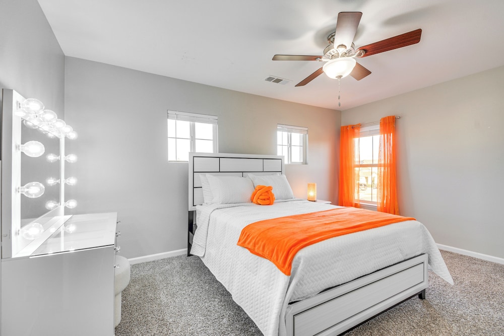3 Mi to Downtown Merced: Family-friendly Home