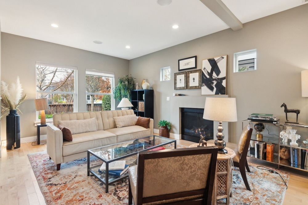 Spacious Family Retreat Media Room & Patio 3 Bedroom Home