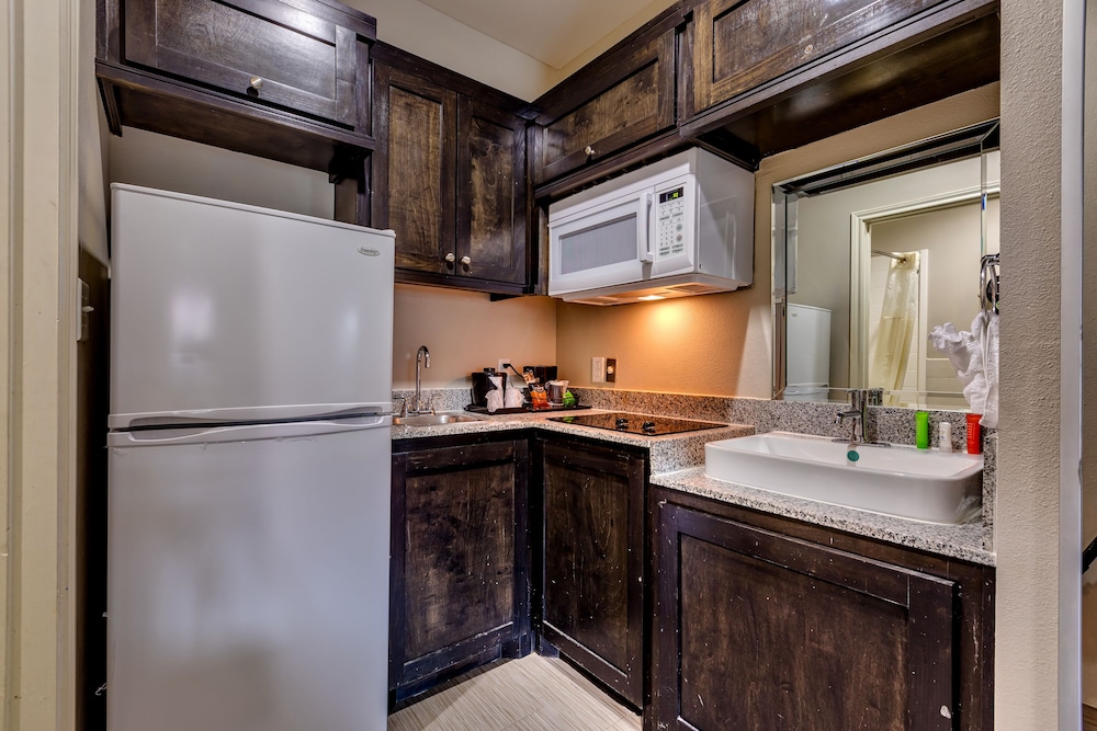 Americas Best Value Inn and Suites IAH Airport North - Property Image 6