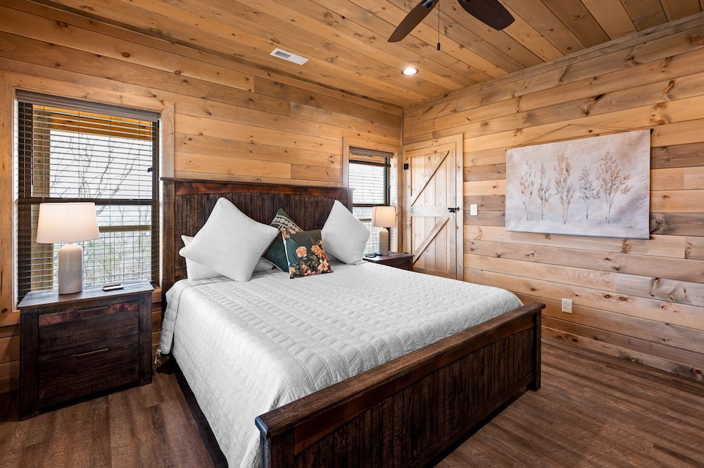 Talkin' Tennessee 3 Bedroom Cabin by RedAwning view 2
