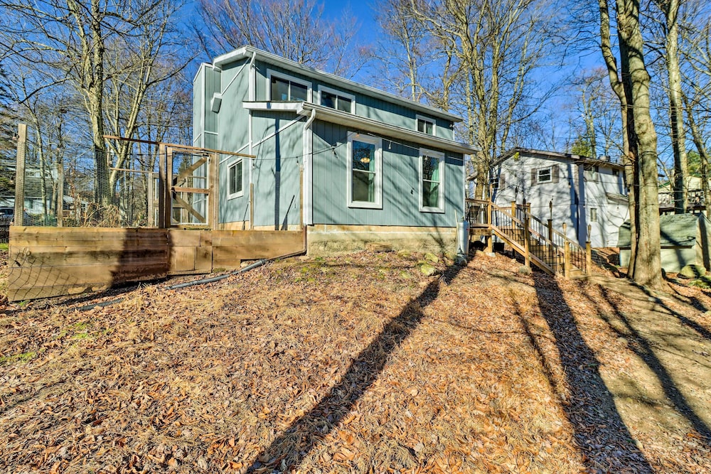 Bright Tobyhanna Retreat w/ Fire Pit, Walk to Lake view 3