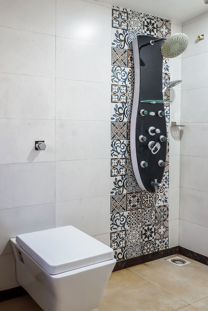 OYO 11898 Hotel Vhyomaan