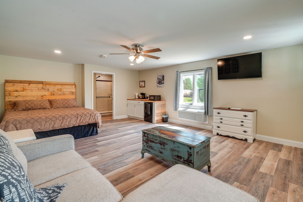 Studio Stay w/ Deck in Missouri Wine Country
