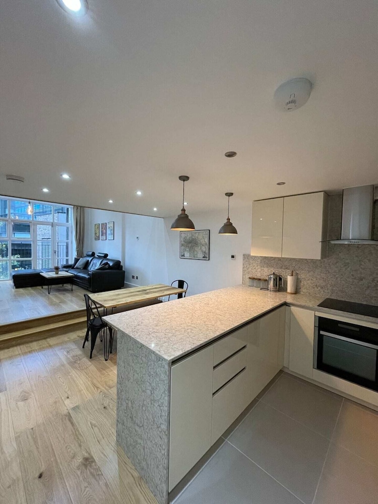 Stunning 3BD Maisonette W/balcony - Old Street!