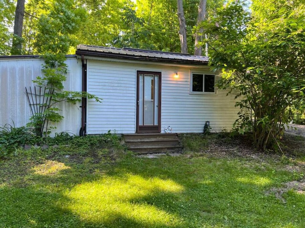 Marmora Hideaway - Peaceful Cottage w Wi-fi Clearwater