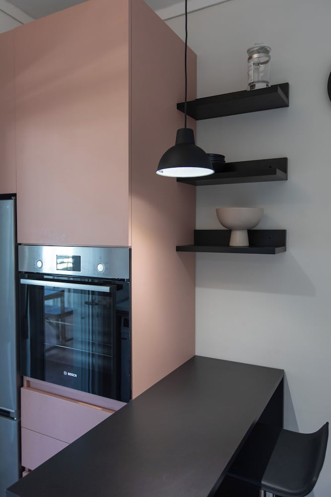 New Cozy Apt with Balcony close to Metro