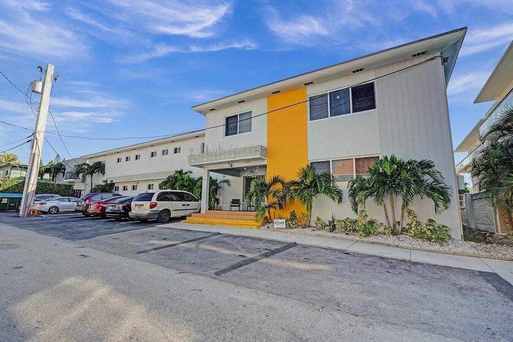 Beachfront Hollywood Studio, Walk to Boardwalk - Image 1