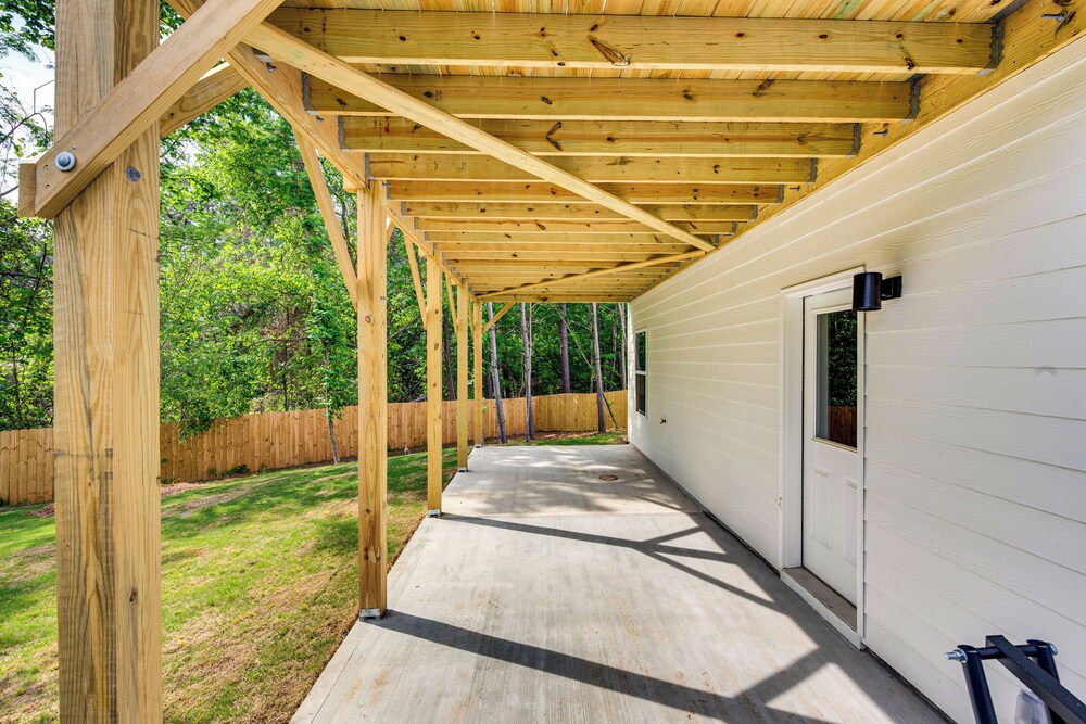 11 Mi to Dtwn: Luxe Atlanta Retreat w/ Deck & Yard
