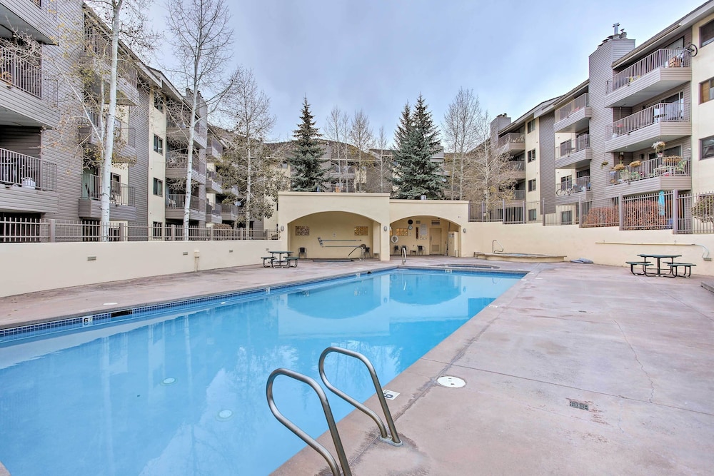 Sauna & Ski Shuttle Access: Mtn-view Condo in Avon