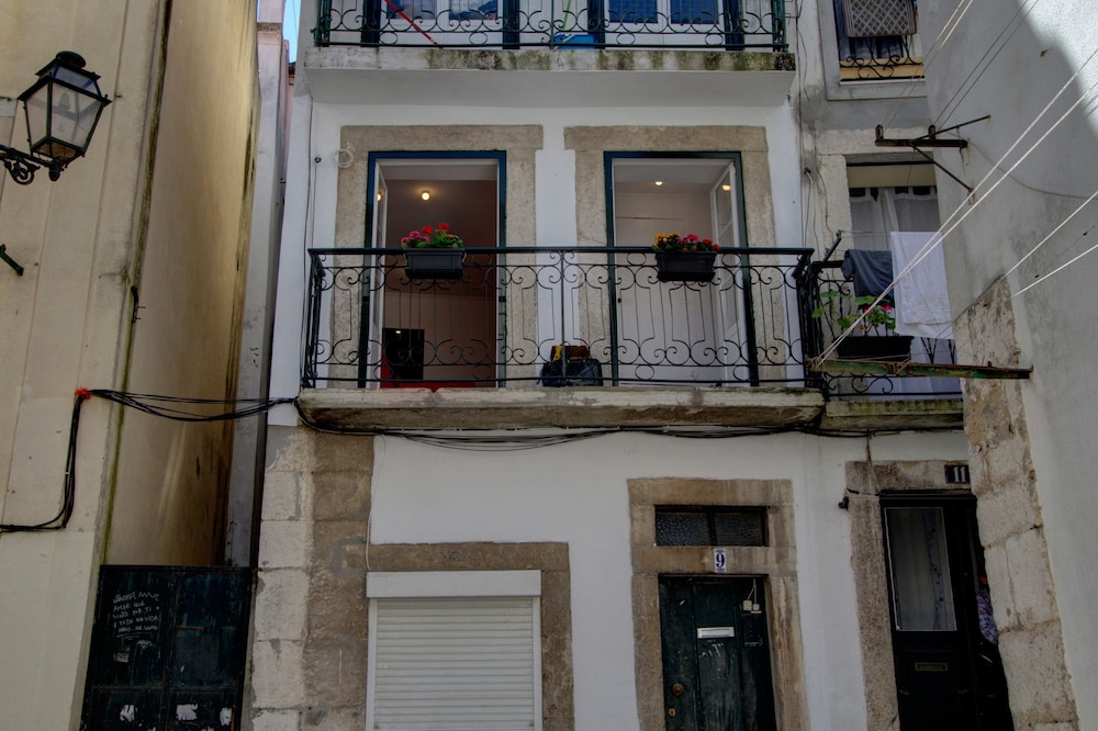 Cozy 1 Bed in the Heart of Alfama w Aircon