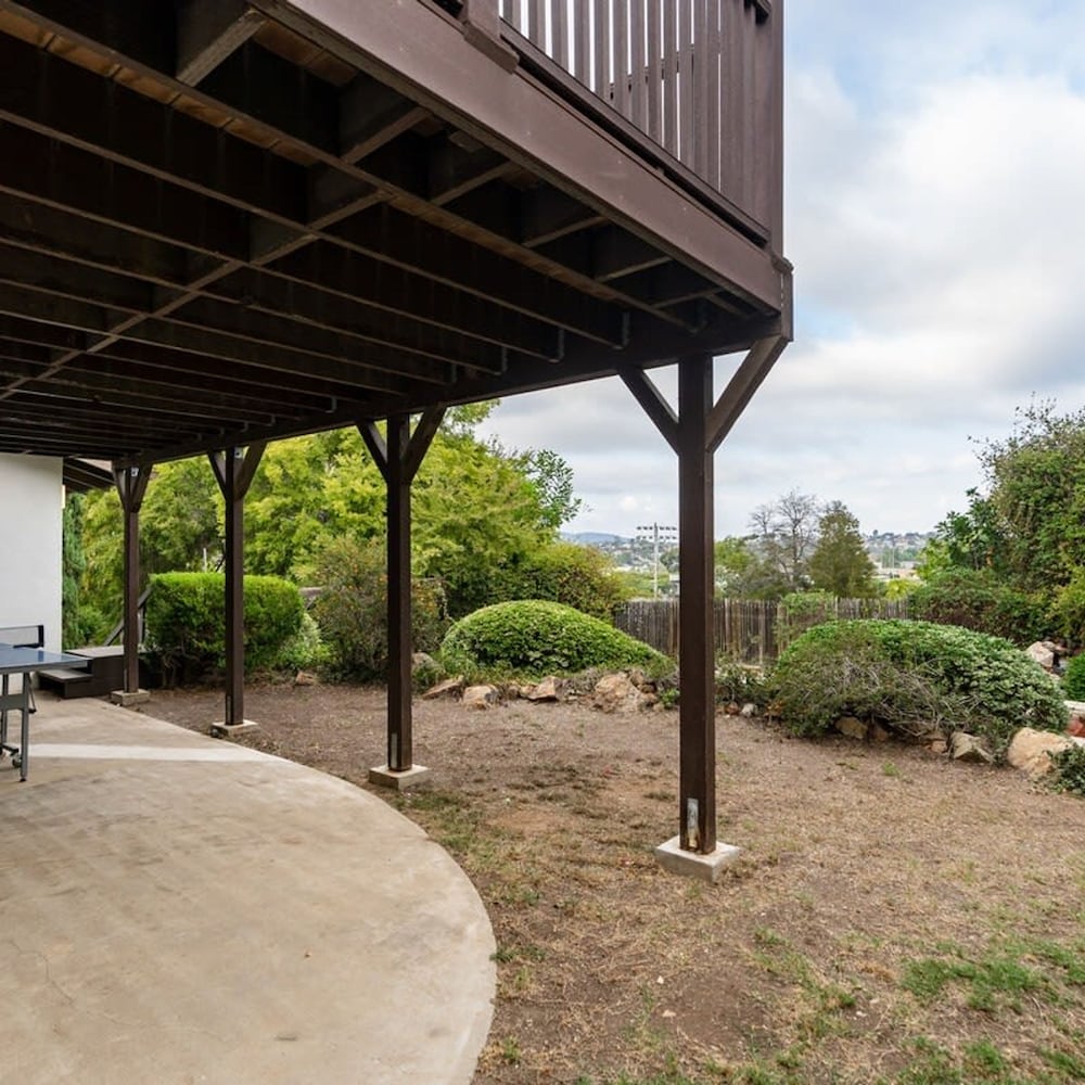 Spacious and Bright 5-bedroom Oasis Pool and Yard