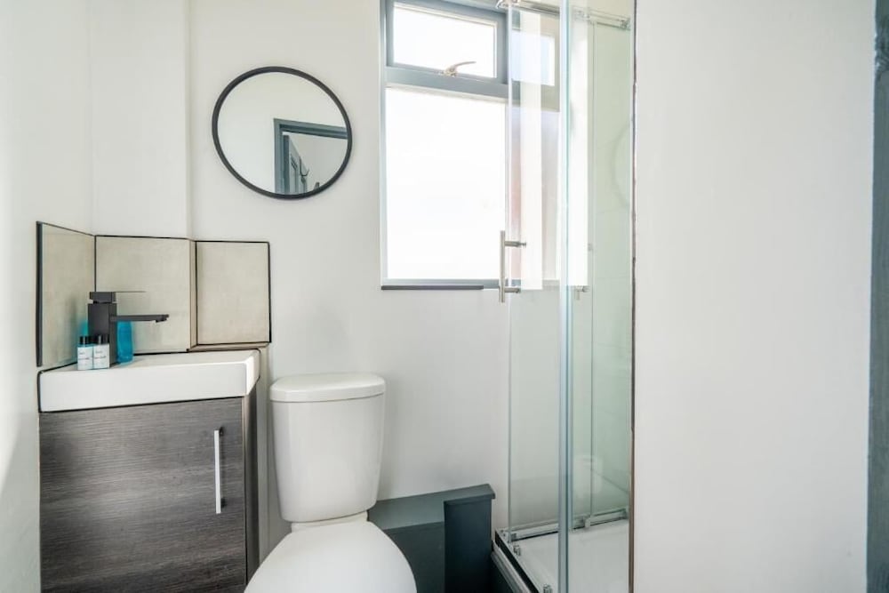 Sheffield 4 Bed Home by Broomhill Village