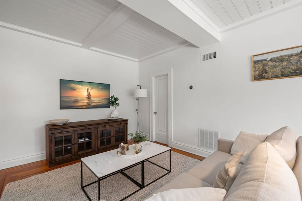 The Adaline 8 Luxury Hyde Park Apt view 3