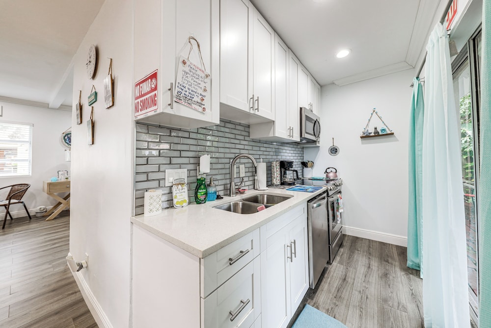 4 Mi to Fort Lauderdale Beach: Dog-friendly Home!