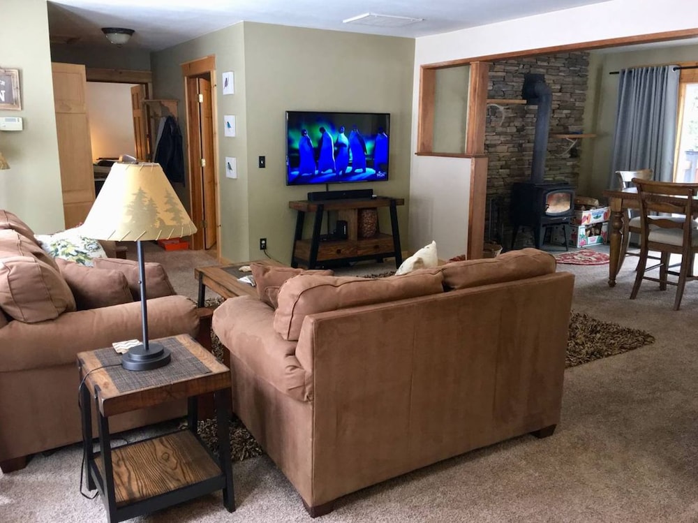 Ashland Vacations - Mountain Pine Cabin - Sleeps 6 - Pet Friendly - Property Image 14