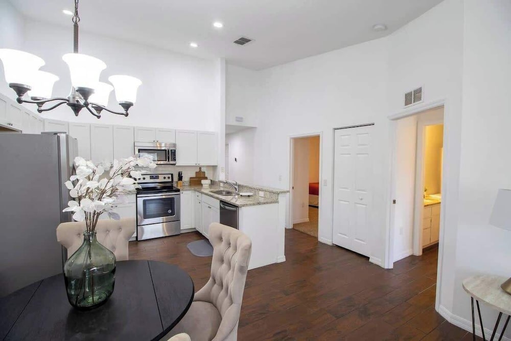 Entire Modern Home in Dade City
