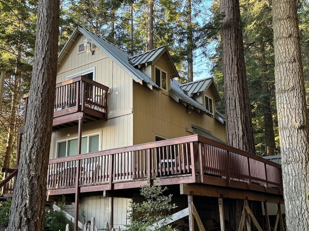 Fish Rock 2 Bedroom Home by RedAwning