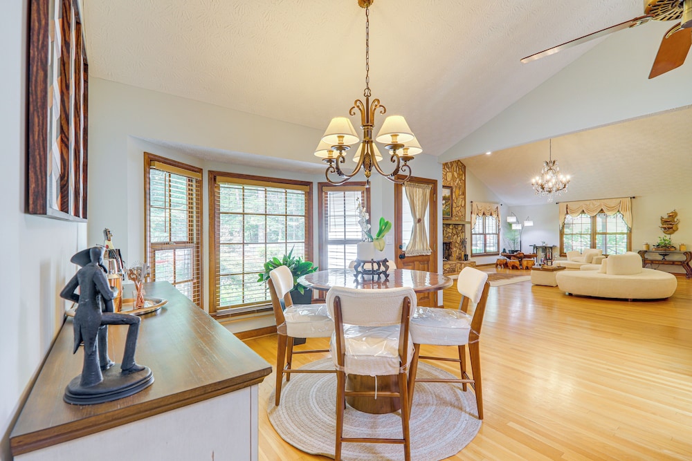 Stylish Country Living: Serene Suwanee Retreat!