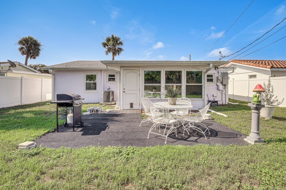 Walk to Ocean: Cozy Home w/ Yard in Ormond Beach!