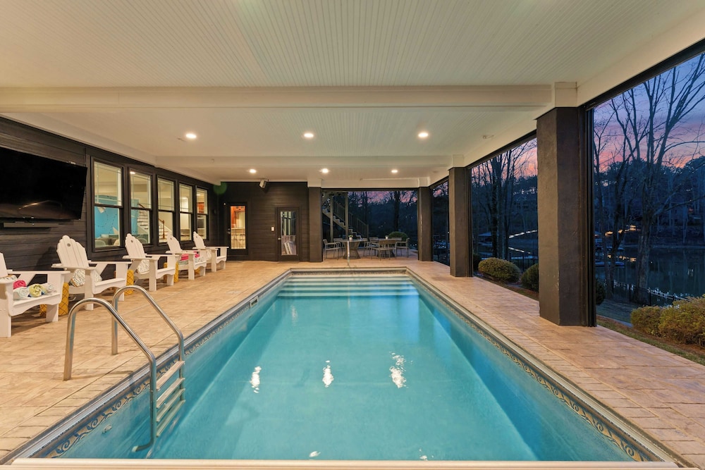 Luxury Lakefront Stay Private Dock, Indoor/outdoor Pool The Retreat