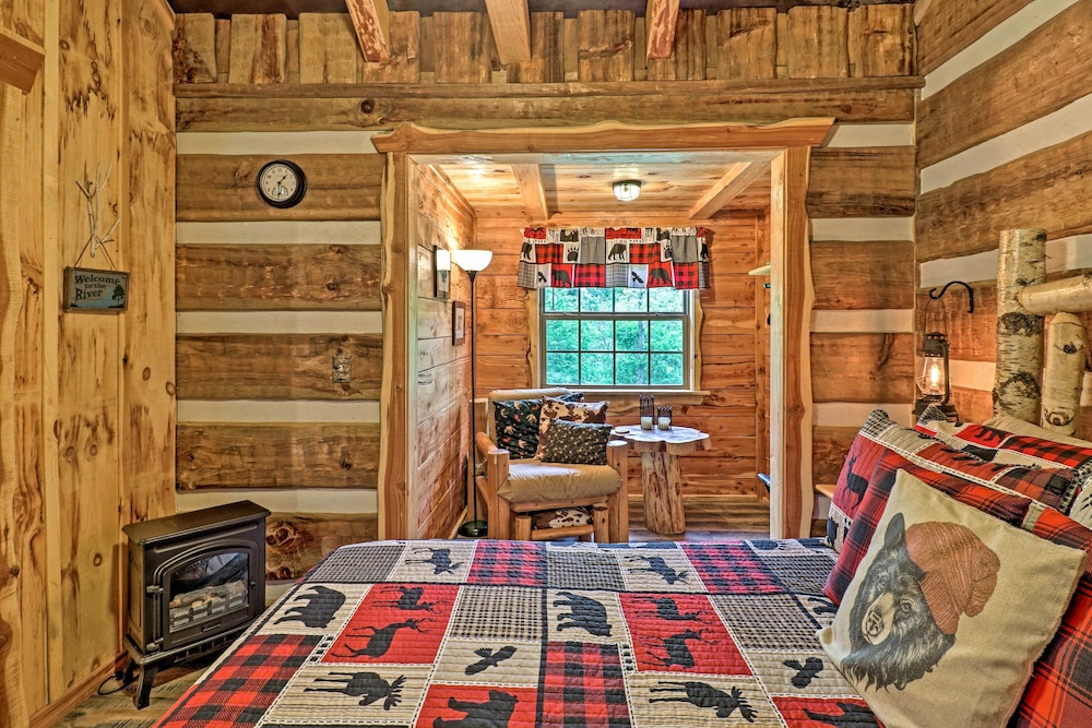 Covered Deck & Fire Pit: Smoky Mountain Cabin view 3