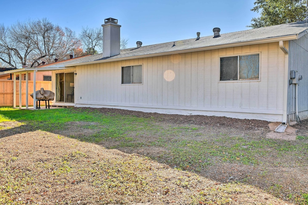 Spacious San Antonio Getaway w/ Fenced-in Yard! view 5