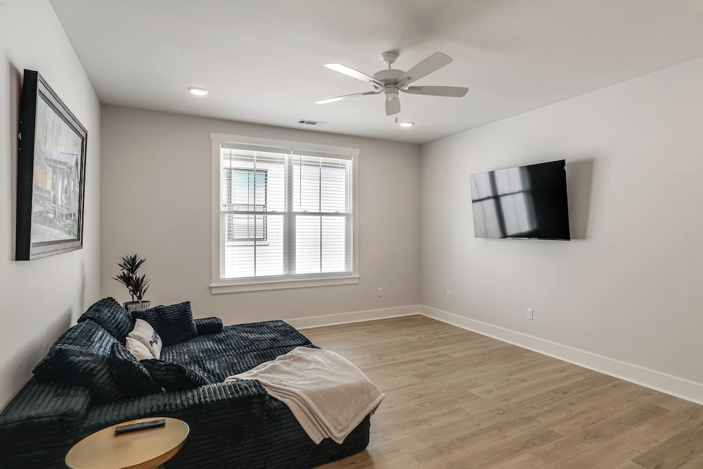 3 Mi to Ole Miss, New Build: Inviting Townhome!