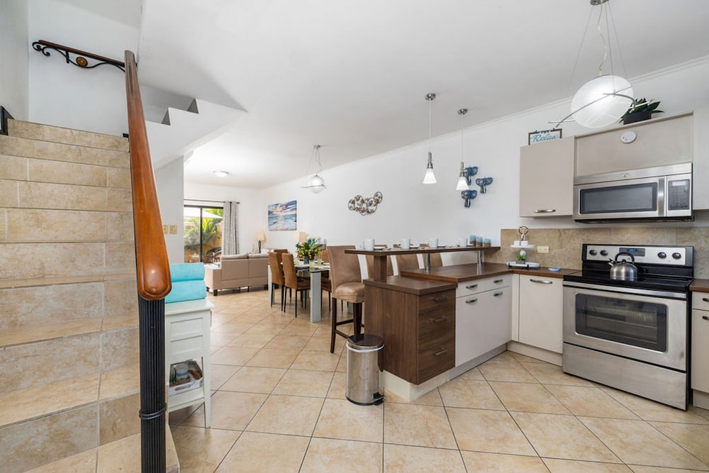 Townhome Goldcoast GYM Pools 24 7 Security