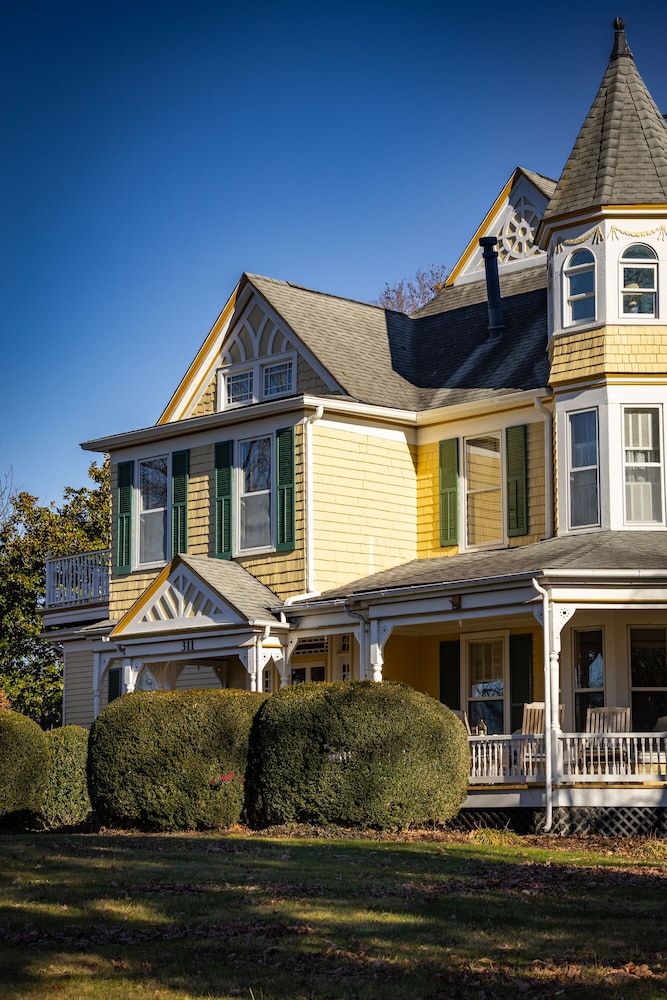 The Oaks Victorian Inn