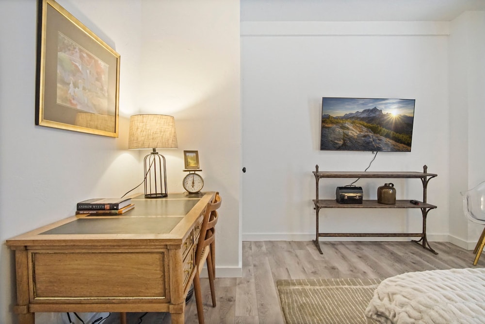 Cozy Plaza Hideaway Queen Bed Fast Wifi N40-1