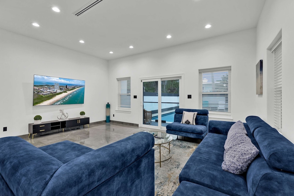 Immaculate Townhouse w Pool Balcony South Padre