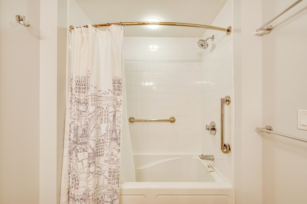 Near Skiing & Hiking! North Conway Gem w/ Balcony