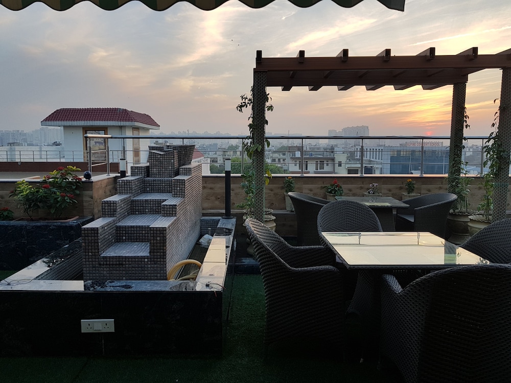 HOTEL PLATINUM PALACE NEAR MEDANTA HOSPITAL SECTOR 38