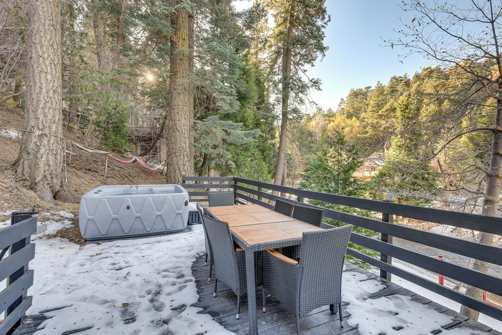 Lake Arrowhead Hideaway w/ Deck & Hot Tub