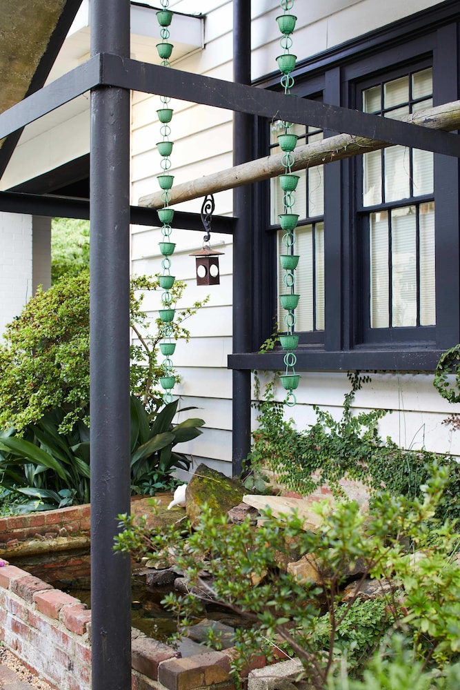 Frontporch Edenbrae - Overlooking Lush Gardens