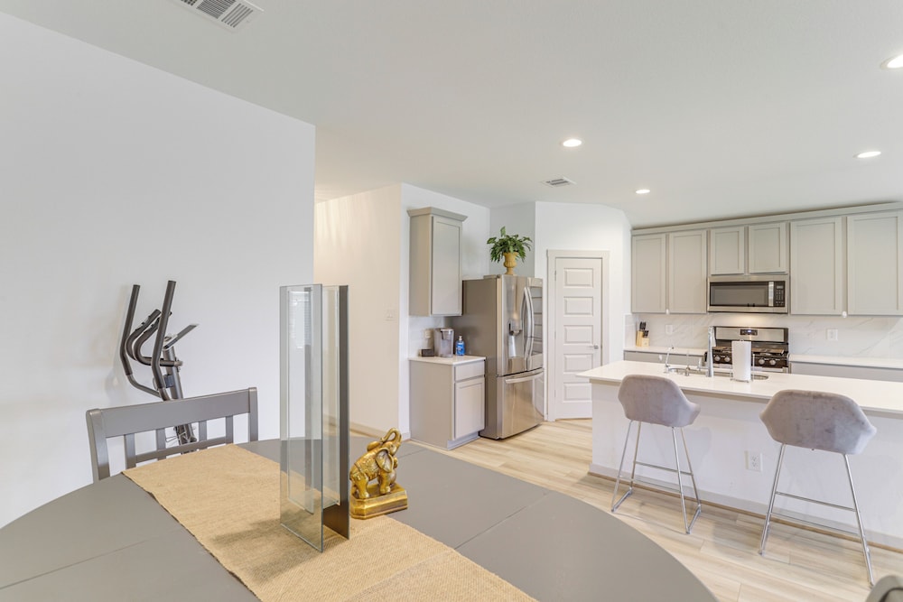 Fenced Yard: Quiet Family Home in Richmond
