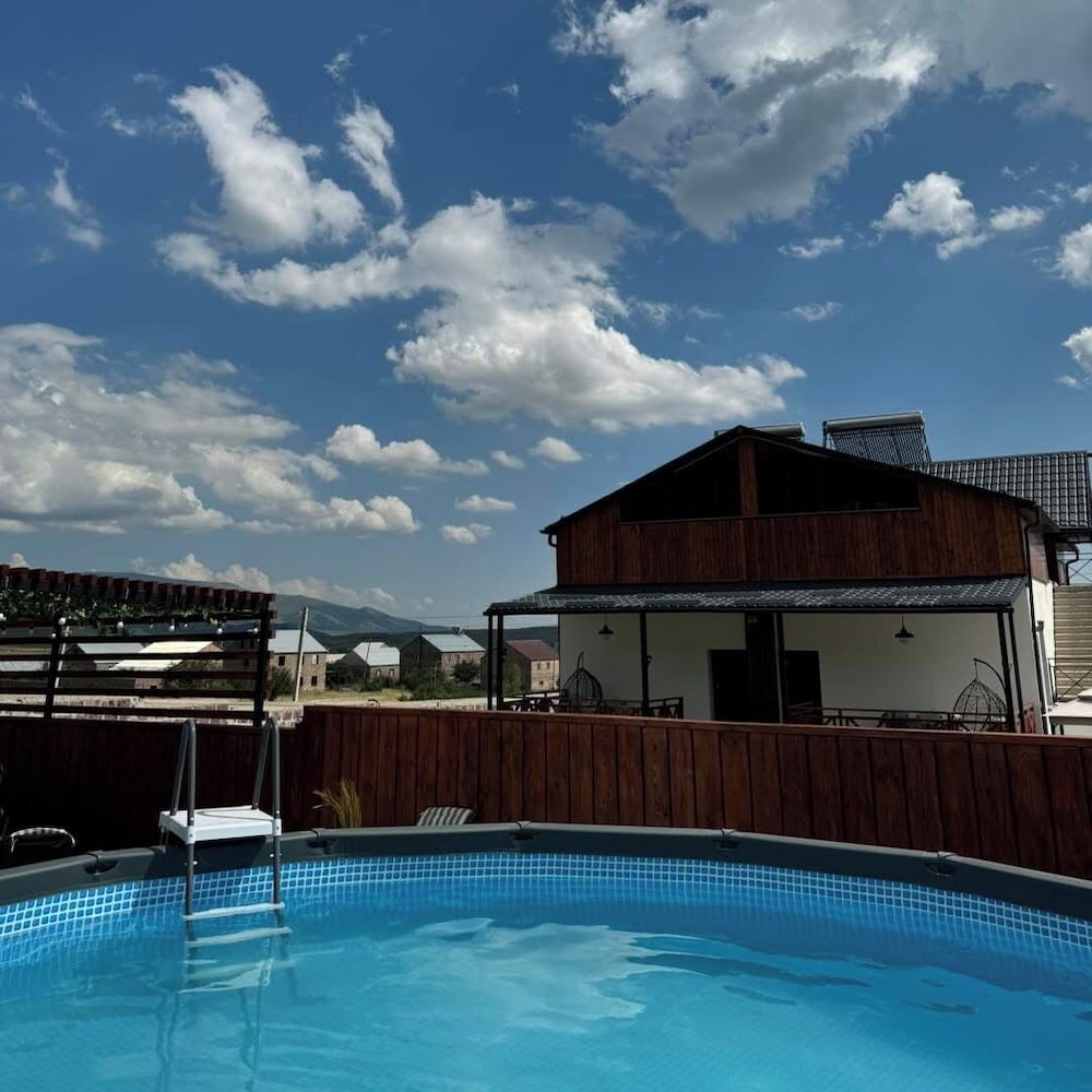 Aparan Guest House