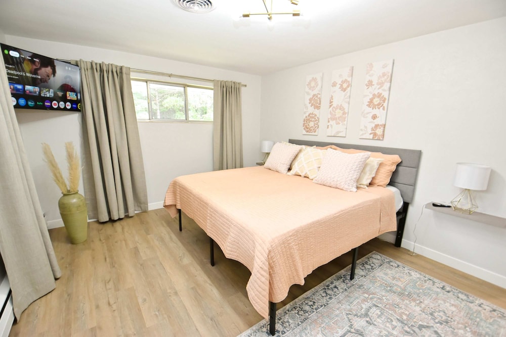 Mid Century Modern With Modern Touches 10 min Walk to Notre Dame 1831