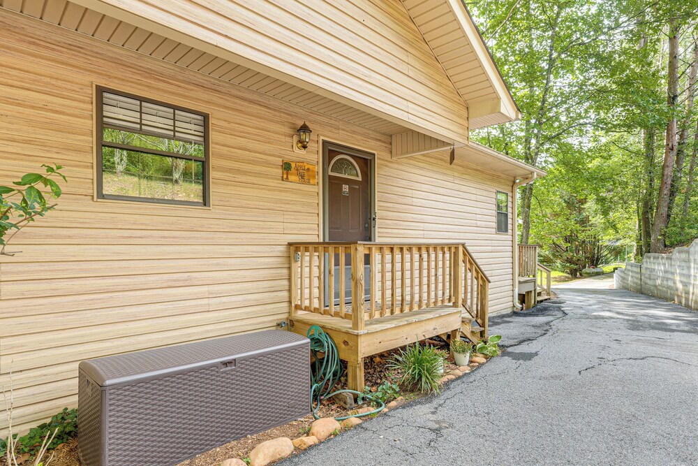 5 Mi to Dtwn Hiawassee: Creek-front Home w/ Deck